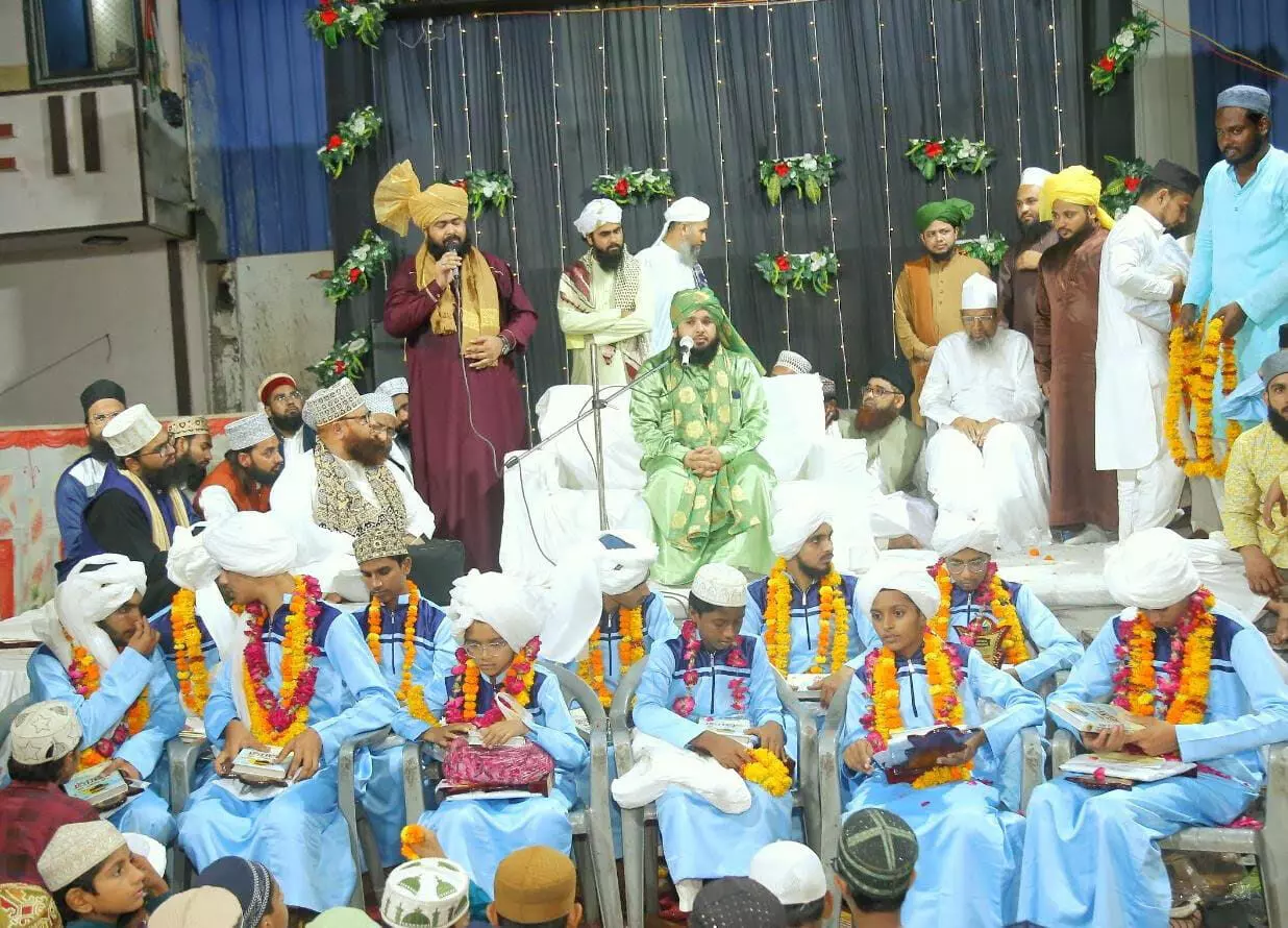 कुरान हिफ्ज़ करने वाले बच्चों का भव्य सम्मान समारोह कुरान हिफ्ज़ करने वाले बच्चों का भव्य सम्मान समारोह