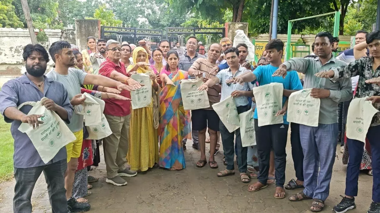 अणुव्रत समिति ने किया कपड़े के थैलों का वितरण