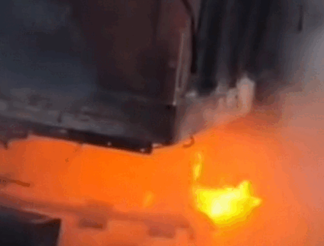 चलते ट्रक के  टायरों में लगी आग , चालक ने कुद कर बचाई  जान