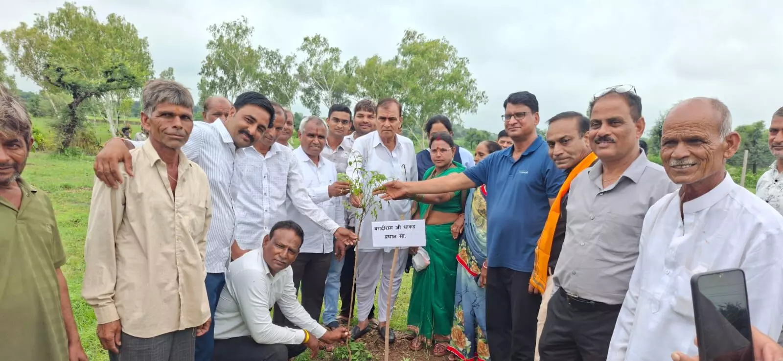 हरियालो राजस्थान अभियान के अंतर्गत हरियाली तीज पर हुआ ब्लॉक स्तरीय पौधारोपण कार्यक्रम