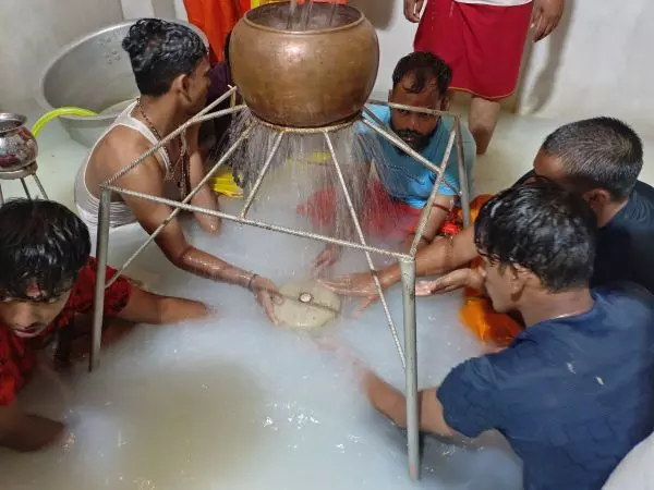 मातृकुंडिया के जल से नीलकंठ महादेव का सहस्त्र धारा अभिषेक सम्पन्न मातृकुंडिया के जल से नीलकंठ महादेव का सहस्त्र धारा अभिषेक सम्पन्न