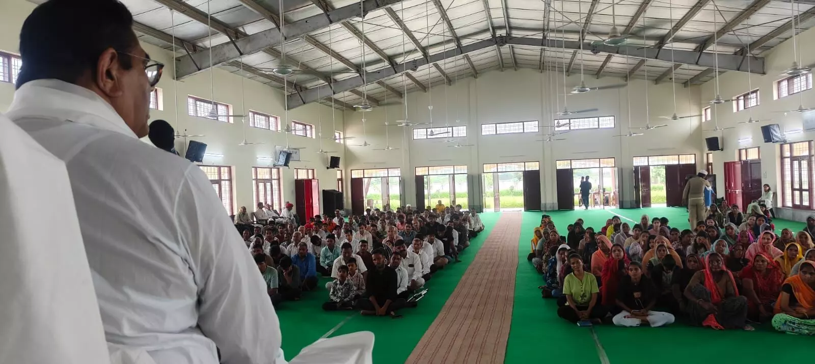 निरंकार से सीधा नाता जोड़ने पर ही खुलते हैं जीवन मे भाग्य के द्वार निरंकार से सीधा नाता जोड़ने पर ही खुलते हैं जीवन मे भाग्य के द्वार