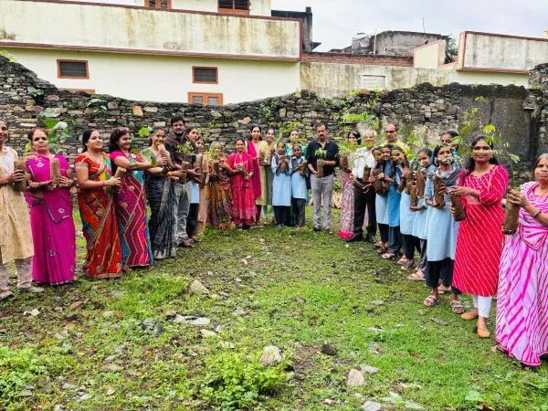 पर्यावरण संरक्षण की दिशा में विद्यालय परिवार ने बढ़ाया सकारात्मक कदम पर्यावरण संरक्षण की दिशा में विद्यालय परिवार ने बढ़ाया सकारात्मक कदम