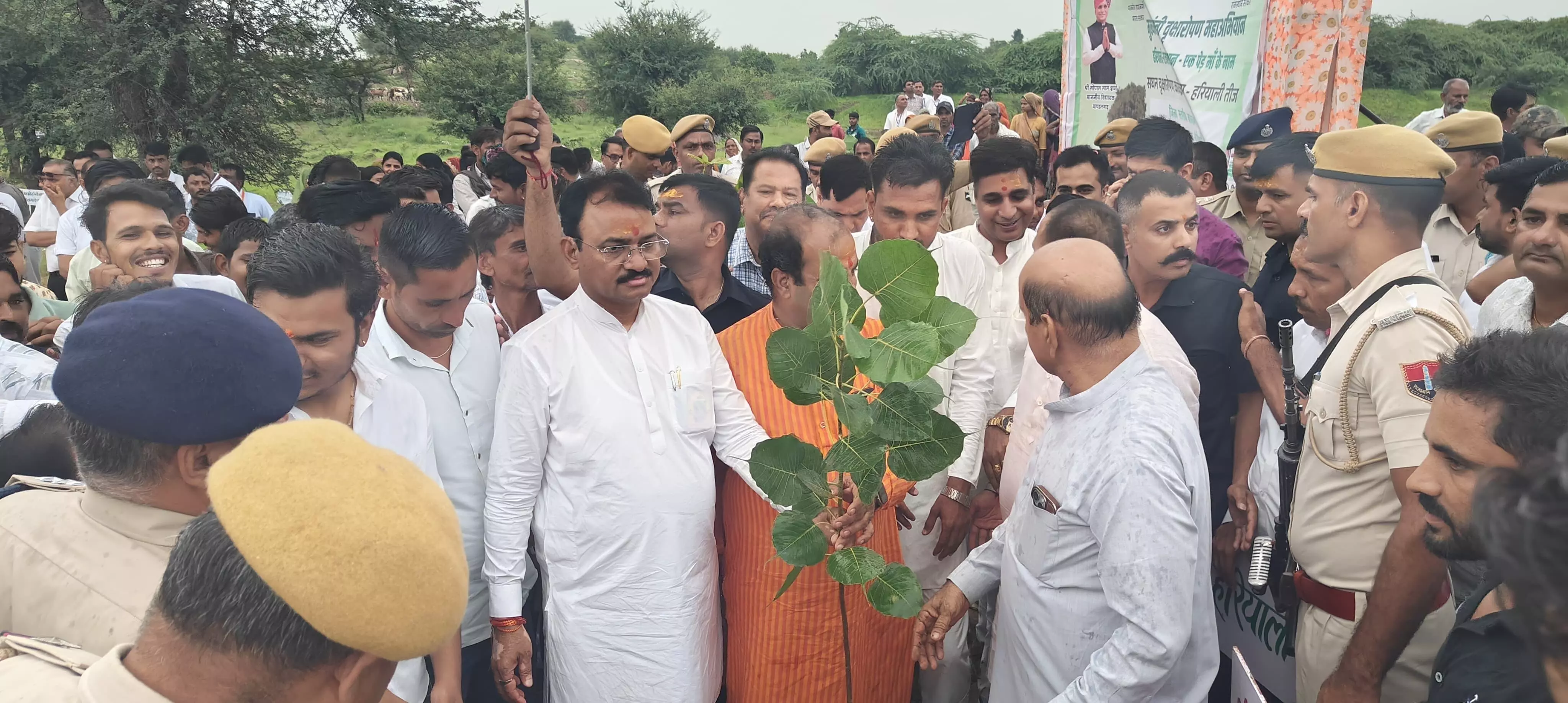 हरियाली तीज के अवसर पर जिले में हुआ 11 लाख पौधों का रोपण, अभियान के तहत लगाए जाएंगे कुल 32 लाख पौधे हरियाली तीज के अवसर पर जिले में हुआ 11 लाख पौधों का रोपण, अभियान के तहत लगाए जाएंगे कुल 32 लाख पौधे