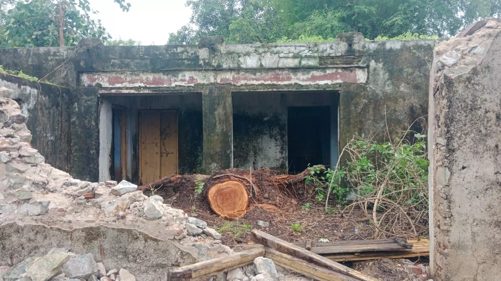 गेगा का खेडा सरकारी भवन क्षतिग्रस्त गेगा का खेडा सरकारी भवन क्षतिग्रस्त