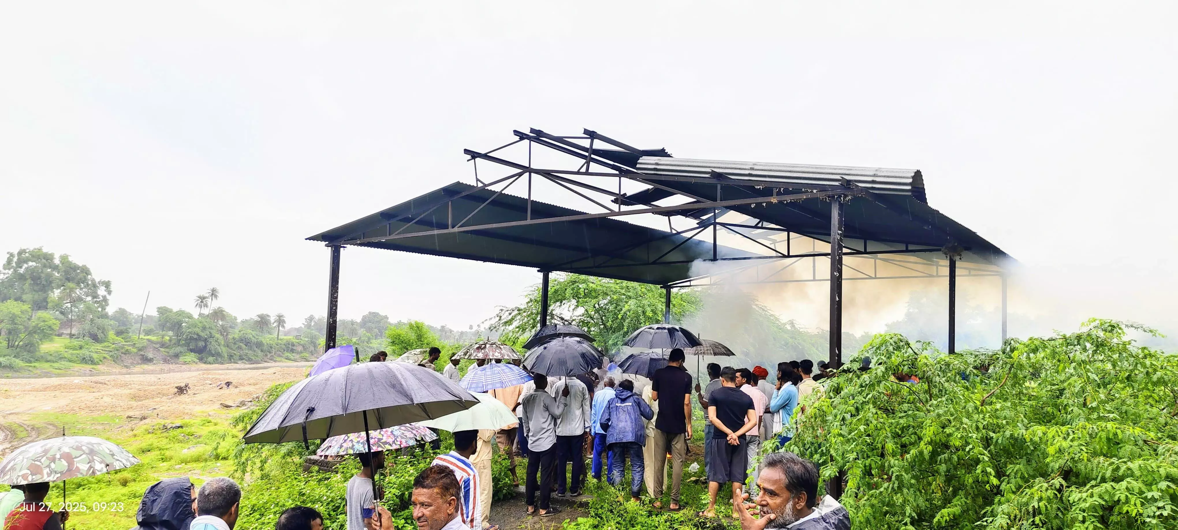 श्मशान भी बेहाल:टूटी छत के नीचे हुआ अंतिम संस्कार,ग्रामीणों में आक्रोश श्मशान भी बेहाल:टूटी छत के नीचे हुआ अंतिम संस्कार,ग्रामीणों में आक्रोश