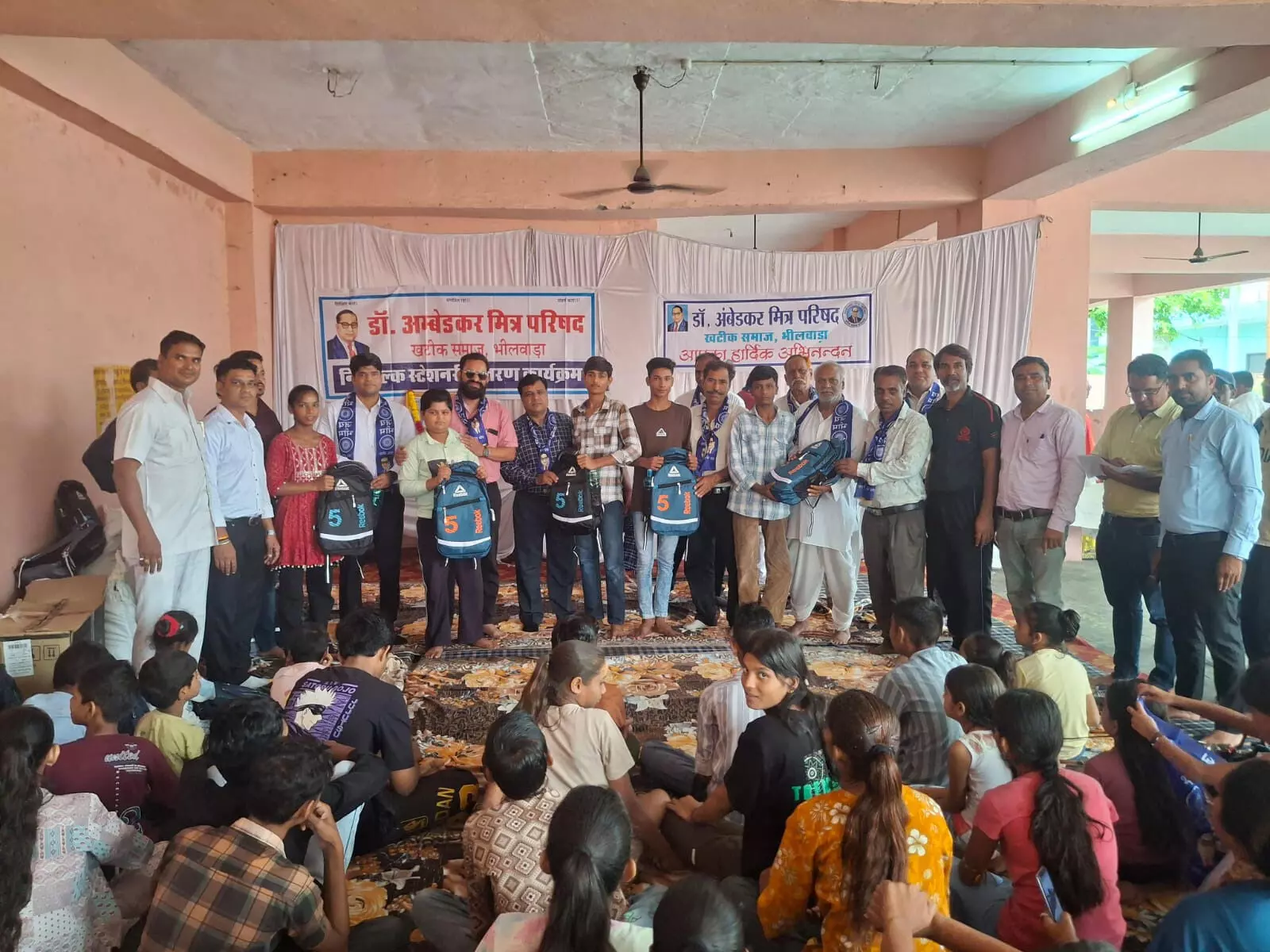 निशुल्क स्टेशनरी वितरण की निशुल्क स्टेशनरी वितरण की