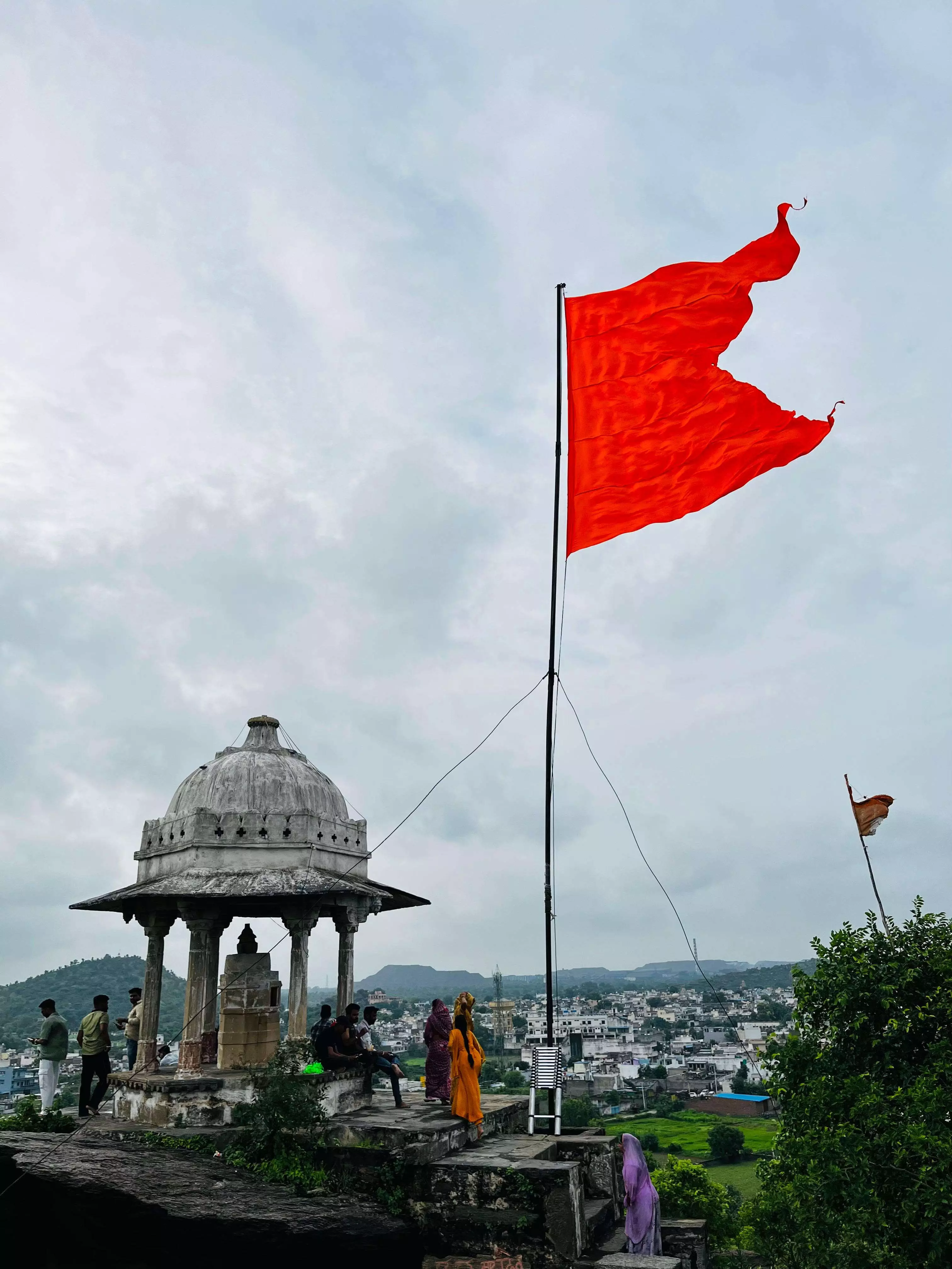 उपनगर पुर की उड़न छतरी पर नया 65 फिट ऊँचा भगवा ध्वज विधिविधान के साथ लगाया