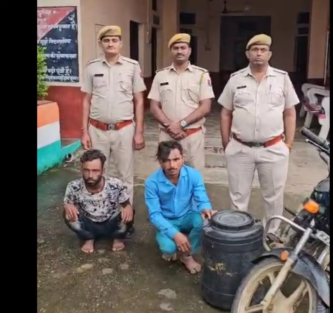 30 लीटर अवैध शराब के साथ शांति भंग में पिता- पुत्र सहित 5 गिरफ्तार 30 लीटर अवैध शराब के साथ शांति भंग में पिता- पुत्र सहित 5 गिरफ्तार