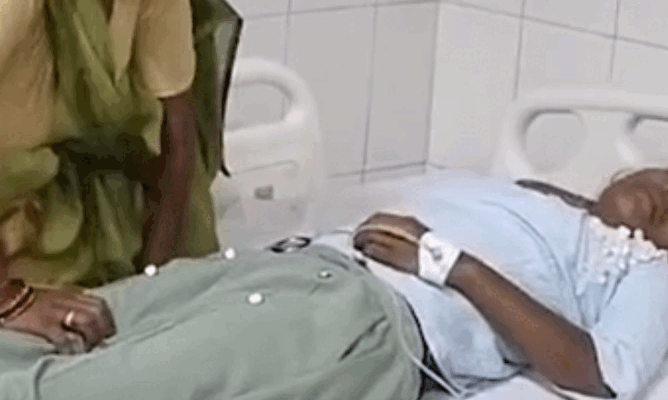 बाराबंकी के औसानेश्वर मंदिर में जलाभिषेक के दौरान करंट फैला,मची भगदड़, 2 की मौत: 29 श्रद्धालु घायल बाराबंकी के औसानेश्वर मंदिर में जलाभिषेक के दौरान करंट फैला,मची भगदड़, 2 की मौत: 29 श्रद्धालु घायल