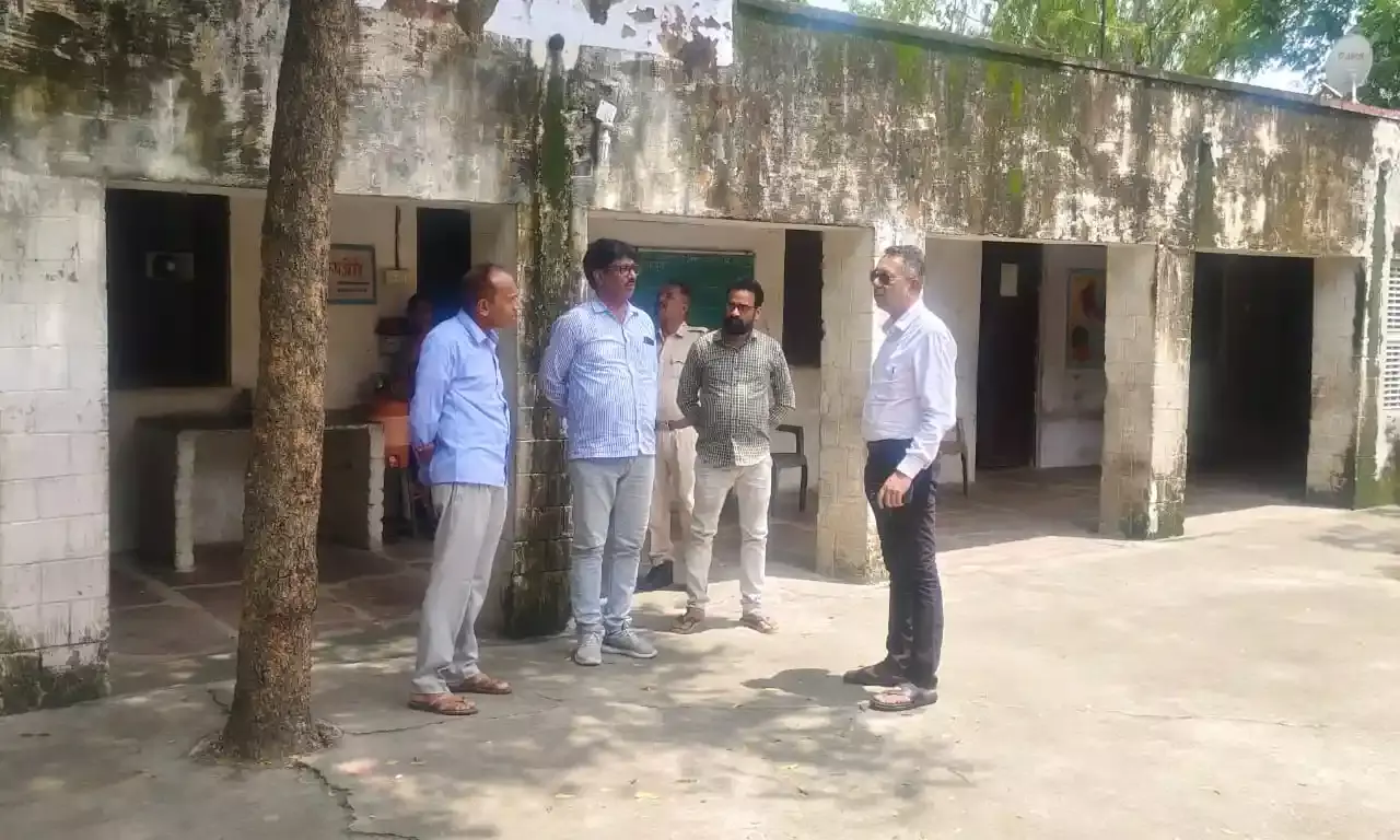 जिला कलक्टर के आदेशानुसार असुरक्षित राजकीय भवनो का प्रशासन द्वारा सघन निरीक्षण
