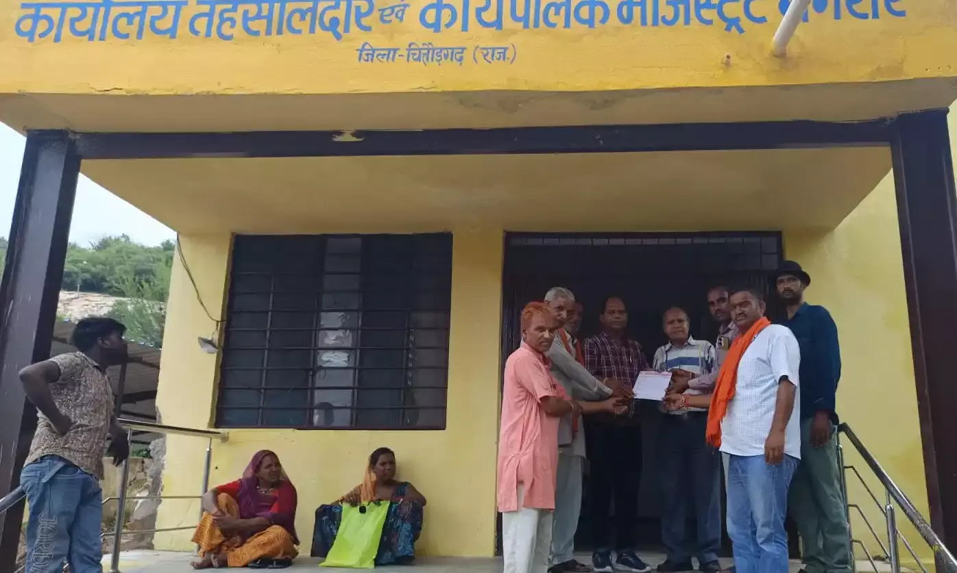 पौधा रोपण करते हुए यूरिया खाद कमी और कालाबाजारी को लेकर सौंपा ज्ञापन
