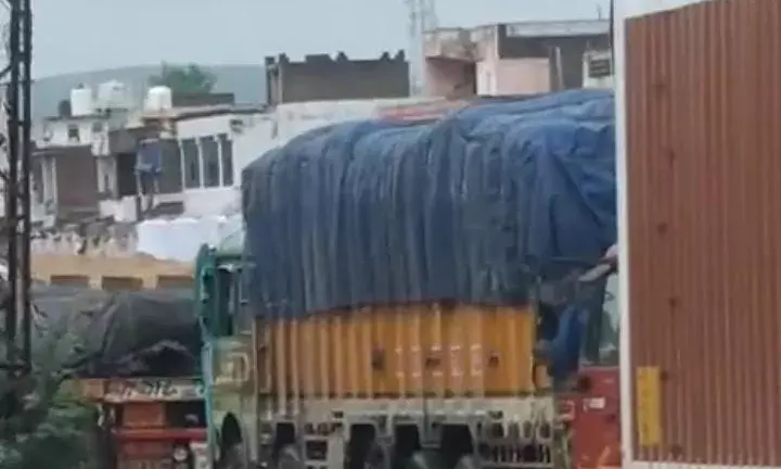 फिर लगा लम्बा जाम, जाम से आम जन हुआ बेहाल,सर्विस रोड की मरम्मत बनी सर दर्द