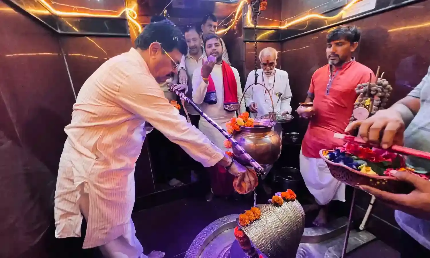 पूर्व सहकारिता मंत्री आंजना ने ढाबेश्वर महादेव मंदिर दर्शन कर विश्व कल्याण की कामना की