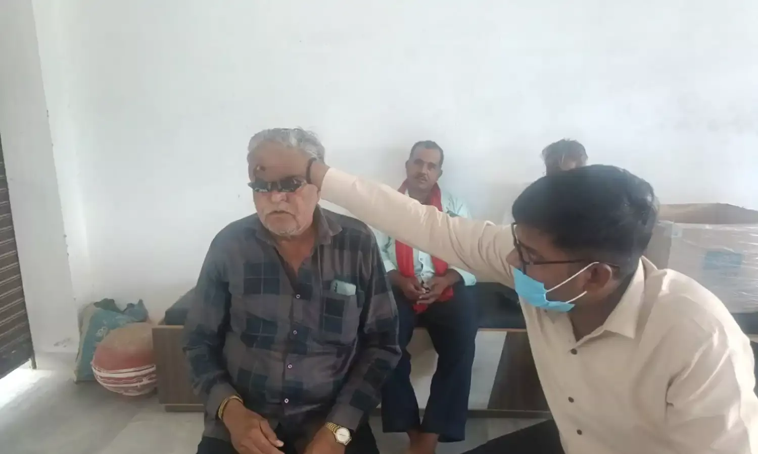 ट्रक चालकों के लिए नेत्र जांच एवं निःशुल्क चश्मा वितरण