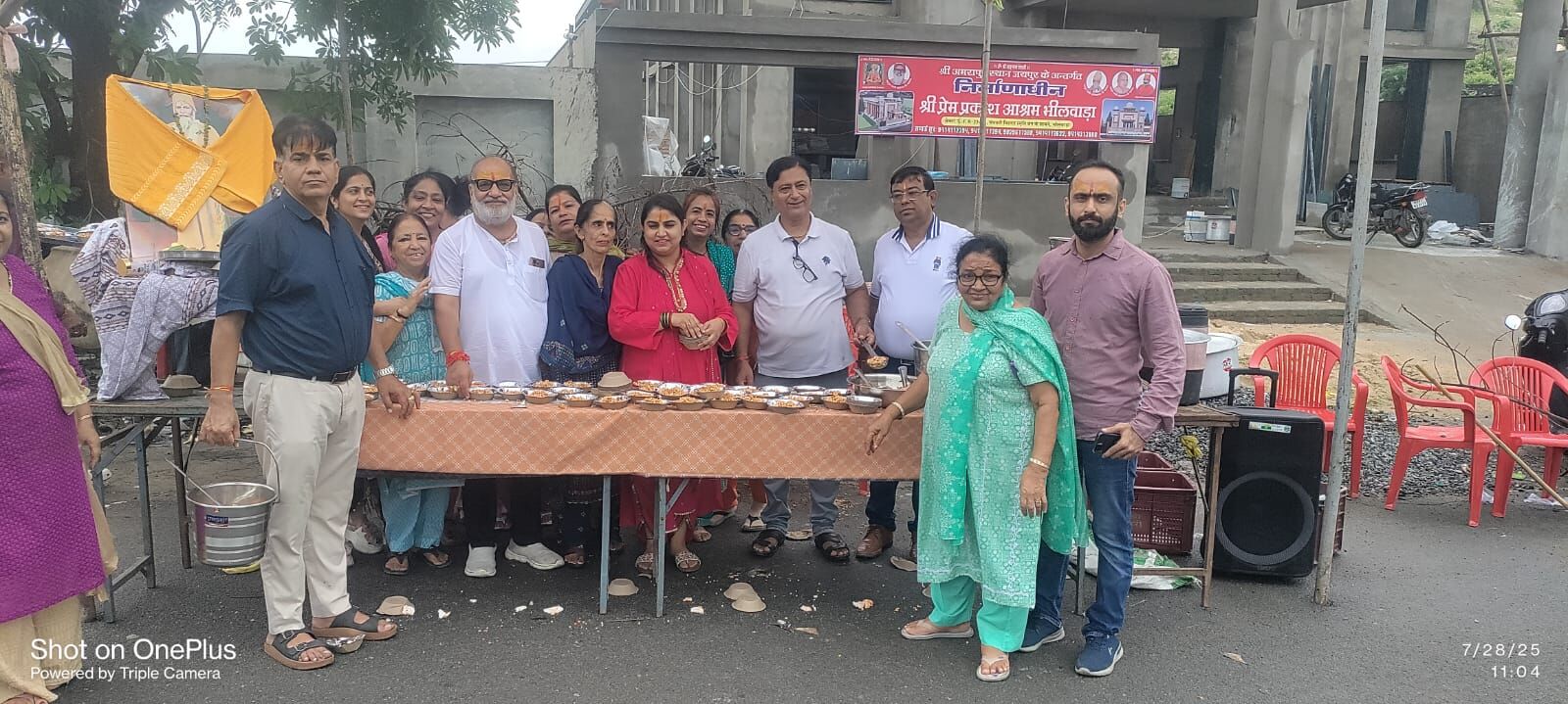 सावन मास के तृतीय सोमवार पर प्रसाद वितरण