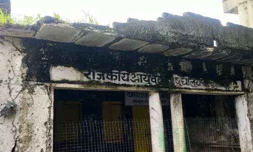 सरथला का आयुर्वेदिक भवन बना खंडर,प्रशासन कर रहा है हादसे का इंतजार,जीर्णोद्धार की दरकार सरथला का आयुर्वेदिक भवन बना खंडर,प्रशासन कर रहा है हादसे का इंतजार,जीर्णोद्धार की दरकार