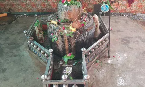 आकोला में एक शिला पर बनी है शिवलिंग की प्राचीन मूर्ति आकोला में एक शिला पर बनी है शिवलिंग की प्राचीन मूर्ति