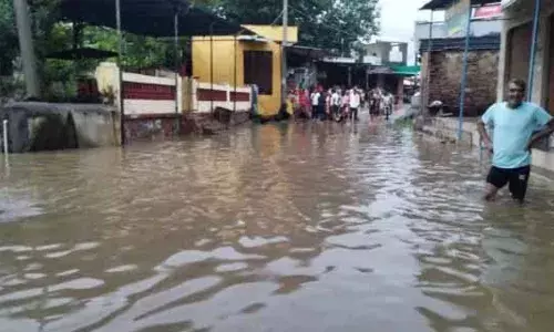 बारिश से तिलस्वा महादेव मंदिर में फंसे श्रद्धालु, मकानों और दुकानों में भरा पानी, सड़क पर चली नाव
