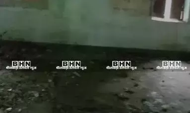 विद्यालय की छत कभी भी बन सकती हे हादसे का कारण विद्यालय की छत कभी भी बन सकती हे हादसे का कारण