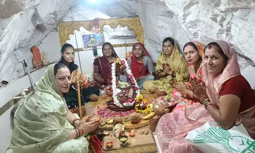 धोलेश्वर महादेव मंदिर घोसुण्डा में उमड़ी भीड़