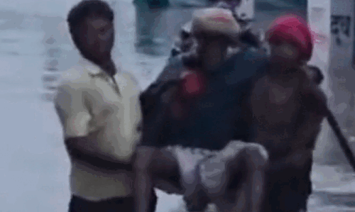 एरु नदी उफान पर, तिलस्वा महादेव मंदिर में घुसा पानी, सड़कों पर चली नावें — जलभराव से जनजीवन अस्त-व्यस्त एरु नदी उफान पर, तिलस्वा महादेव मंदिर में घुसा पानी, सड़कों पर चली नावें — जलभराव से जनजीवन अस्त-व्यस्त