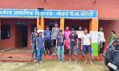 जर्जर भवन में पढ़ाई करने को मजबूर छात्र-छात्राएं, दरारें व टपकती छत