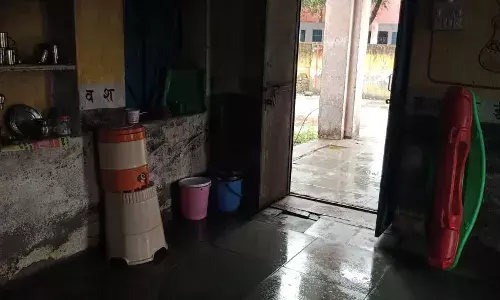 जान जोखिम में डालकर चल रही आंगनबाड़ी, प्रशासनिक आदेश को किया नजरअंदाज़