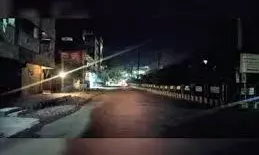 रोड लाइट बंद होने की शिकायत पर लाइट को ही खोलकर ले गए