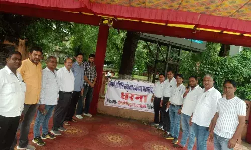 ठेकेदार द्वारा कलेक्टर कार्यालय के बाहर धरना प्रदर्शन जारी