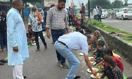 150 जरूरतमंदों को स्नेह भोजन कराया