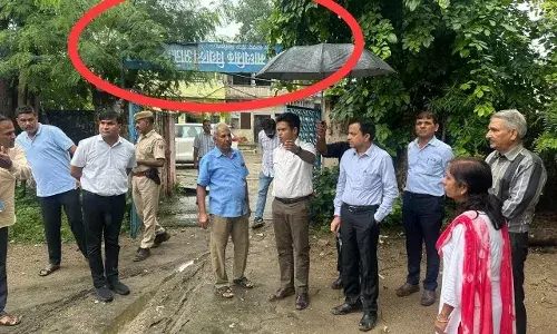 विद्यालय गेट पर बोर्ड ही उल्टा लग रहा, जिला कलेक्टर ने भी किया निरीक्षण लेकिन आज तक किसी का ध्यान नही गया
