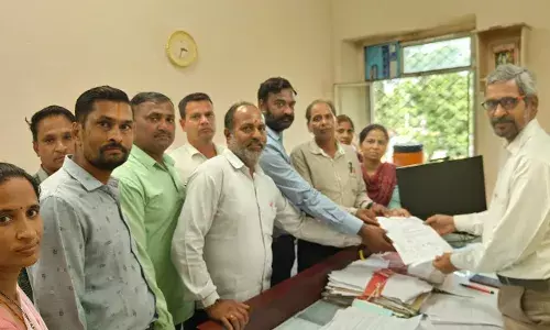 पंचायत शिक्षकों व विद्यालय सहायकों ने कलेक्टर को सौंपा ज्ञापन
