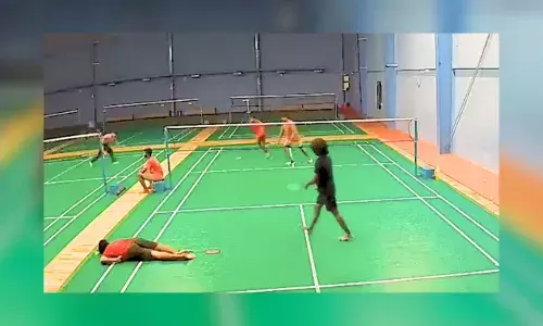 बैडमिंटन खेलते वक्त अचानक आई मौत, 25 साल के युवक को आया हार्ट अटैक
