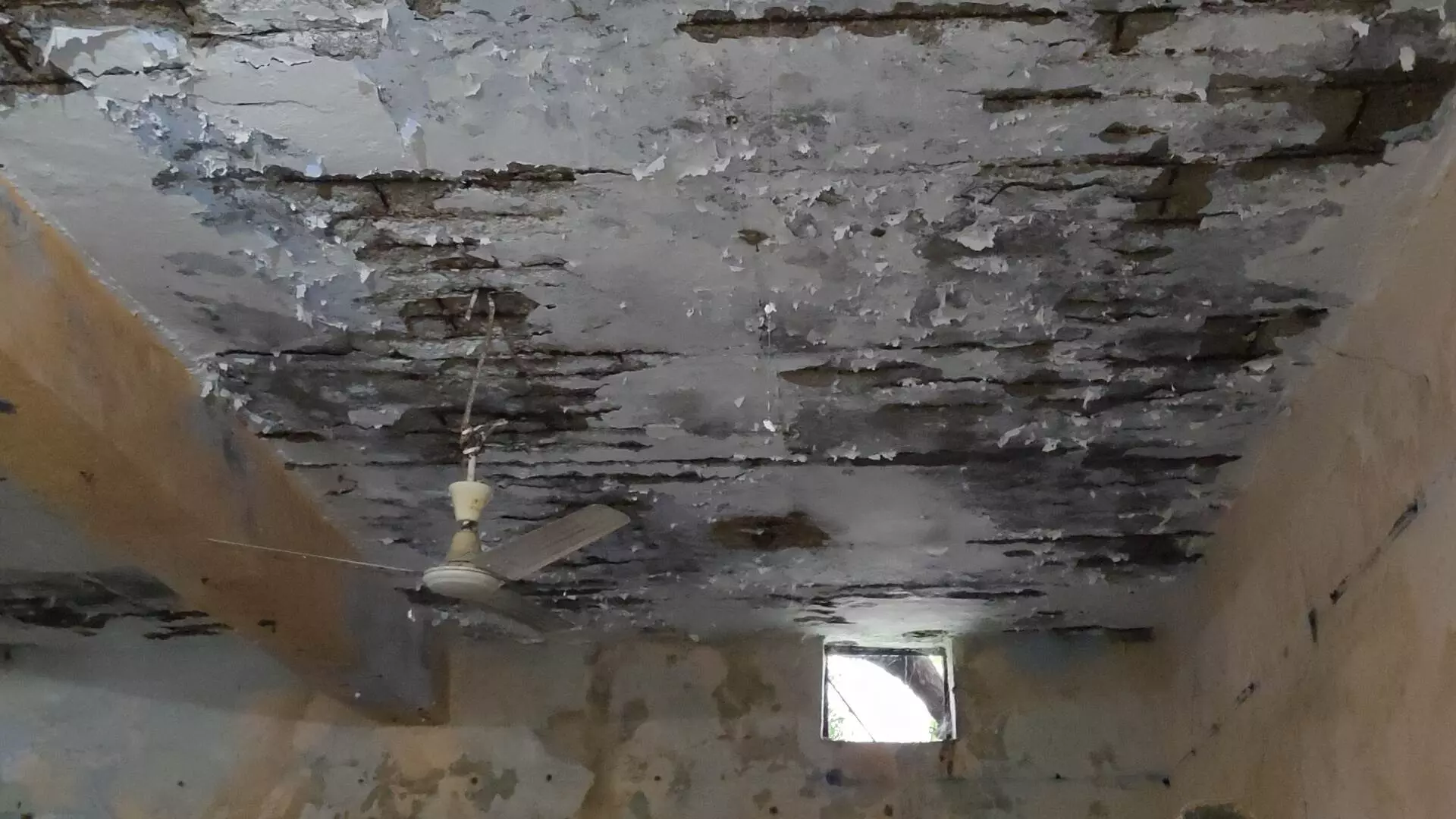 पंचमुखी मोक्षधाम में स्थित जिम की छत जर्जर, हादसे का डर पंचमुखी मोक्षधाम में स्थित जिम की छत जर्जर, हादसे का डर