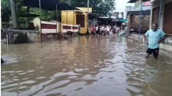 बारिश से तिलस्वा महादेव मंदिर में फंसे श्रद्धालु, मकानों और दुकानों में भरा पानी, सड़क पर चली नाव
