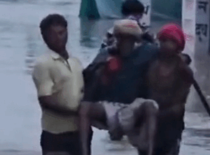 एरु नदी उफान पर, तिलस्वा महादेव मंदिर में घुसा पानी, सड़कों पर चली नावें — जलभराव से जनजीवन अस्त-व्यस्त एरु नदी उफान पर, तिलस्वा महादेव मंदिर में घुसा पानी, सड़कों पर चली नावें — जलभराव से जनजीवन अस्त-व्यस्त