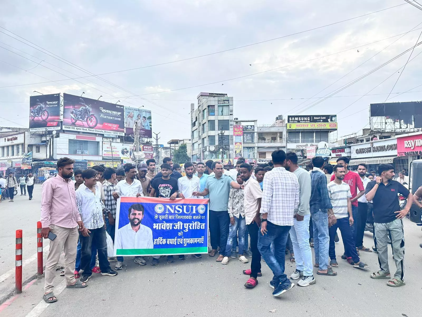 पुरोहित को जिलाध्यक्ष बनाने पर मनाया जश्न