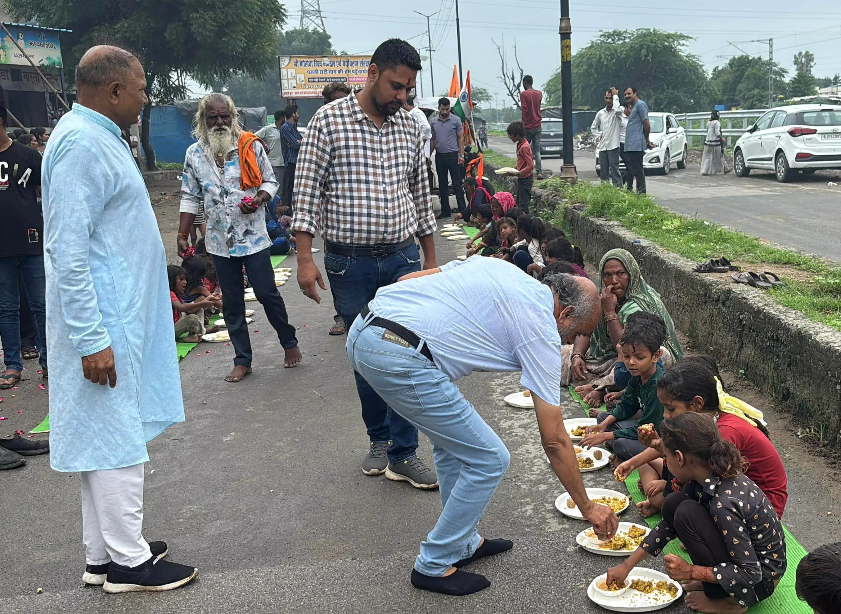 150 जरूरतमंदों को स्नेह भोजन कराया 150 जरूरतमंदों को स्नेह भोजन कराया
