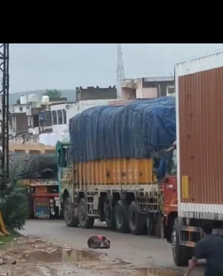 फिर लगा लम्बा जाम, जाम से आम जन हुआ बेहाल,सर्विस रोड की मरम्मत बनी सर दर्द