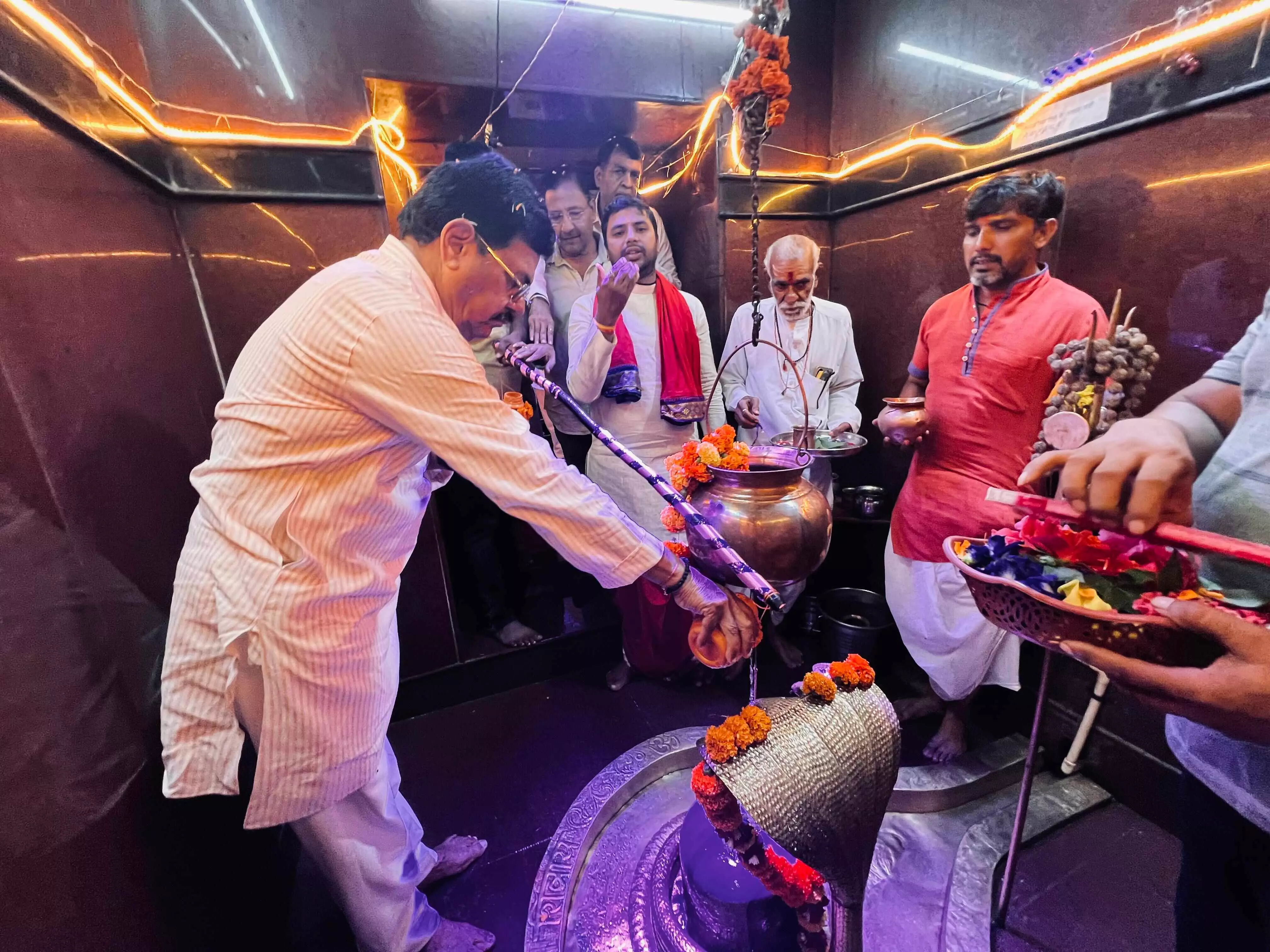 पूर्व सहकारिता मंत्री आंजना ने ढाबेश्वर महादेव मंदिर दर्शन कर विश्व कल्याण की कामना की पूर्व सहकारिता मंत्री आंजना ने ढाबेश्वर महादेव मंदिर दर्शन कर विश्व कल्याण की कामना की