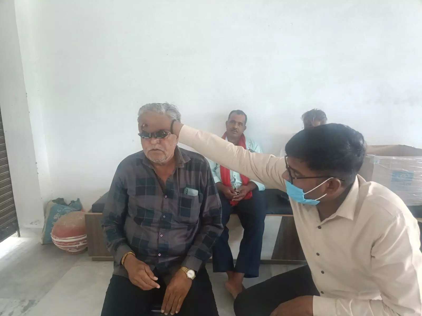 ट्रक चालकों के लिए नेत्र जांच एवं निःशुल्क चश्मा वितरण