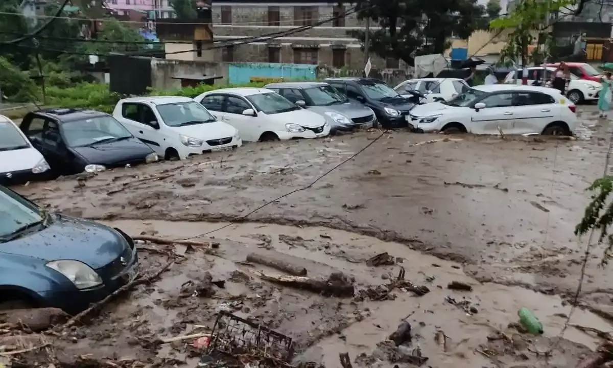 मंडी में बादल फटने पूर्व पार्षद के पति सहित बेटे और बहू की मौत,भारी तबाही, कुछ लोगों के दबे होने की सूचना मंडी में बादल फटने पूर्व पार्षद के पति सहित बेटे और बहू की मौत,भारी तबाही, कुछ लोगों के दबे होने की सूचना