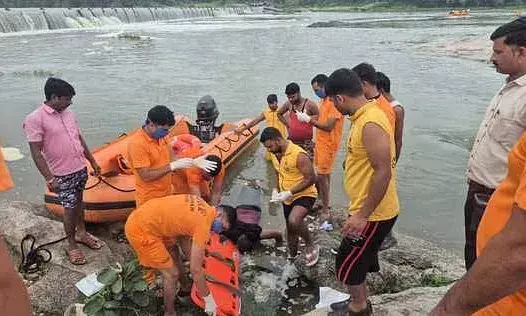 बेड़च नदी में बाइक सहित बहे दोनों युवकों के शव मिले, एक की नहीं हो पाई शिनाख्त
