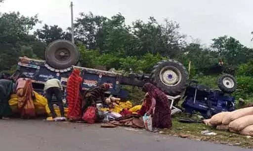 रामदेवरा जा रहे श्रद्धालुओं से भरी ट्रैक्टर-ट्रॉली पलटी, महिला की मौत, 4 घायल