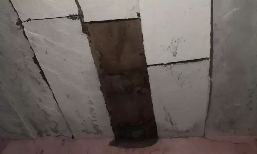 4 साल से 2 कमरों की पट्टीया टूटकर लटकी,2 कमरो में दरारे,बाकी के कमरे जर्जर,मिली स्वीकृति,टेंडर हुआ, नहीं हुआ काम शुरू