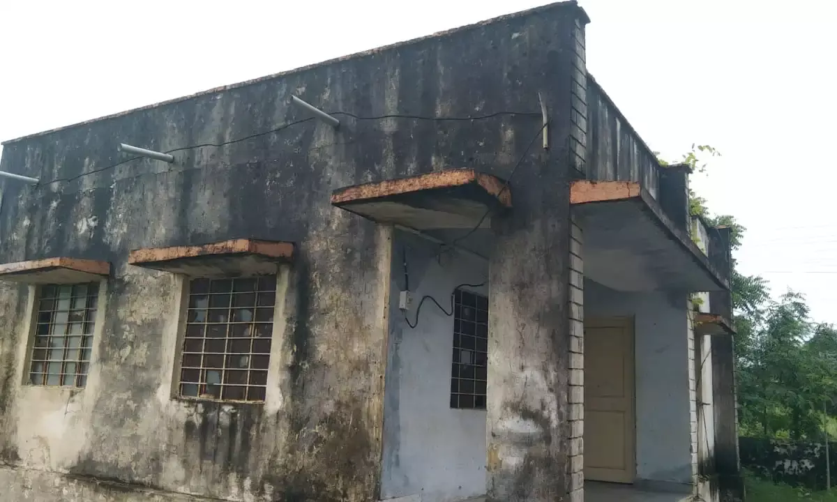 सुरक्षा उपकरण नहीं हे खेरूना ग्रिड की और छत टपक रही है अधिकारियों को लिखी चिट्ठी