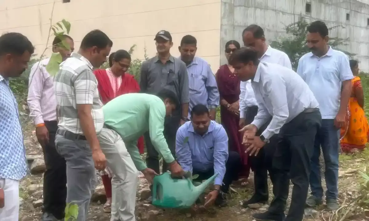 सीआईडी जोन कार्यालय में पौधारोपण