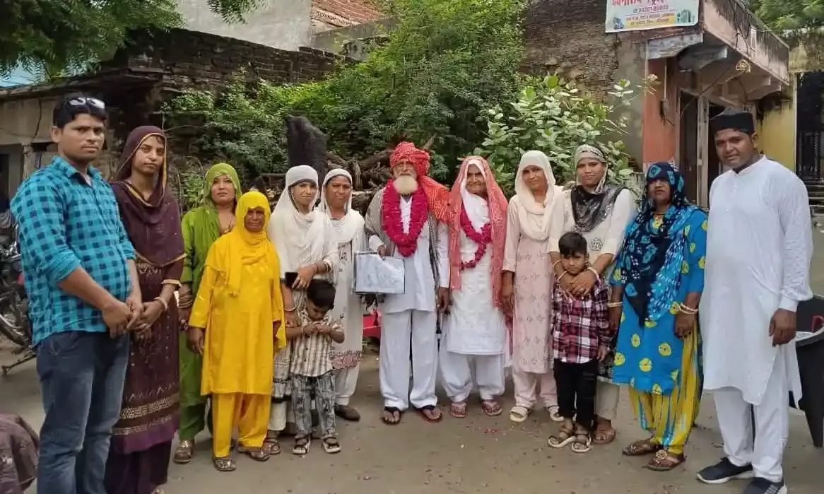 उमराह जियारत जाने वाले यात्रियों का ग्रामीणों ने किया स्वागत