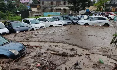 मंडी में बादल फटने पूर्व पार्षद के पति सहित बेटे और बहू की मौत,भारी तबाही, कुछ लोगों के दबे होने की सूचना मंडी में बादल फटने पूर्व पार्षद के पति सहित बेटे और बहू की मौत,भारी तबाही, कुछ लोगों के दबे होने की सूचना